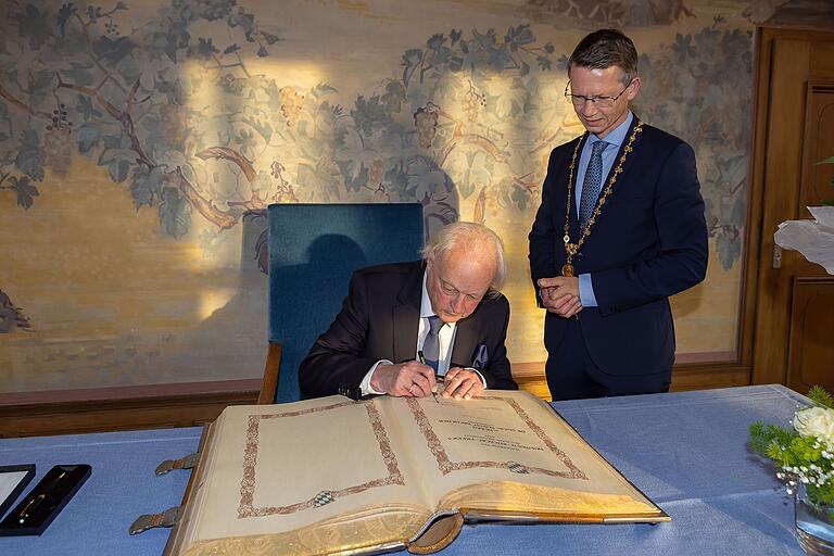 Im Anschluss an die Preisverleihung trug sich Dr. Rudolf Kreutner ins goldene Buch der Stadt Schweinfurt ein.