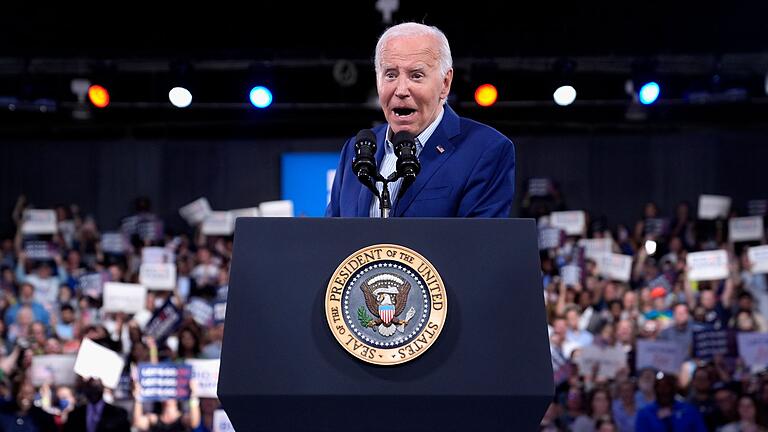 Joe Biden.jpeg       -  Noch steht die erste Reihe der Demokraten geschlossen hinter US-Präsident Joe Biden. Doch die Stimmen derer, die ihn nicht mehr für den richtigen Kandidaten halten, werden lauter.