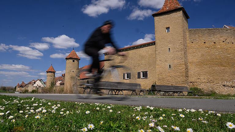 Charakteristisch: An der mittelalterlichen Stadtmauer erkennt man Mainbernheim sofort. Auch der Ortskern glänzt mit einer gut eraltenen, historischen Kulisse. Charakteristisch: An der mittelalterlichen Stadtmauer erkennt man Mainbernheim sofort. Auch der Ortskern glänzt mit einer gut eraltenen, historischen Kulisse.