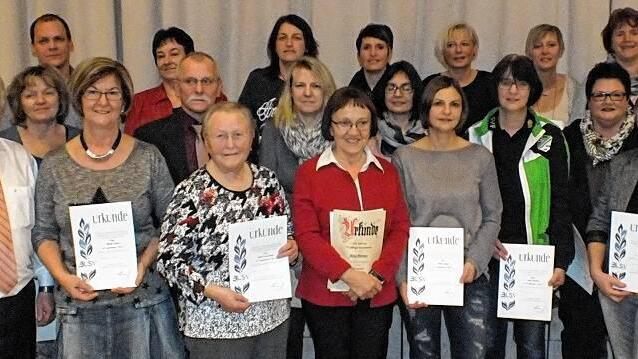 Vereinstreue: Diese Damen und Herren sind seit 25 Jahren Mitglied beim SV Friesenhausen und erhielten dafür Urkunden.FOTO: Ulrich Kind