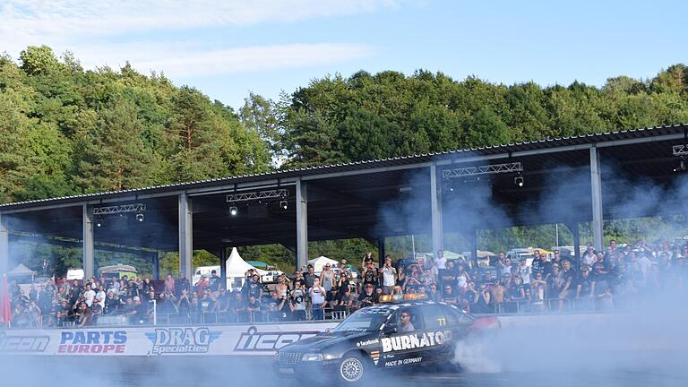 'Bike and Music Weekend' am Autohof Strohofer in Geiselwind: Beim Burnout-Contest brachten die Fahrer ihre Zweiräder und Autos zum durchdrehen bis die Reifen platzten.