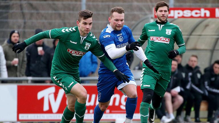 Lennart Seufert (von links) spielt künftig gemeinsam mit Patrick Hofmann für den TSV Aubstadt. Rechts Dominik Zehe, der vom TSV Großbardorf zum Würzburger FV gewechselt ist.