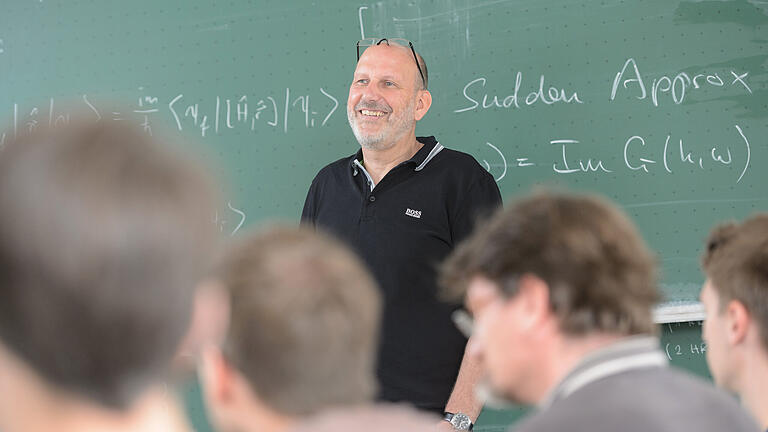 Fakultät Physik       -  Physiker Prof. Dr. Ralph Claessen von der Universität Würzburg.