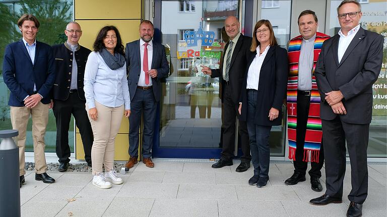 Große Freude über die Eröffnung der Kita LaRaLand für die Kinder der Mitarbeitenden des Landratsamtes Würzburg erfüllte (von links) stellvertretender Landrat Felix von Zobel, Pater Pater Friedrich Vystrcil, stellvertretende Landrätin Christine Haupt-Kreutzer, Landrat Thomas Eberth, Altlandrat Eberhard Nuß, stellvertretende Landrätin Karen Heußner, Pfarrer Nico Natschka und BRK-Kreisgeschäftsführer Oliver Pilz.