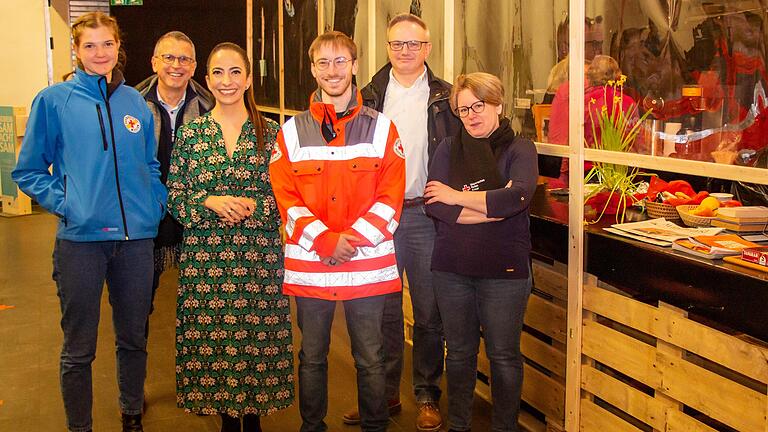 Besuch in der Würzburger Wärmehalle (von links): Susanne Bergmann und Michael Lindner-Jung von der Bahnhofsmission, Sozialreferentin Hülya Düber sowie&nbsp;Eric Bernhard, Oliver Pilz und Simone Bernhard-Schwarz vom Roten Kreuz.