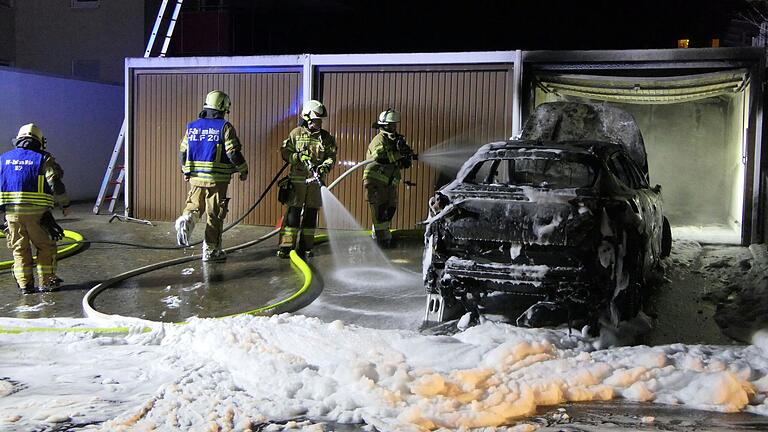 Am Montagabend brannte in Zeil ein Auto komplett aus. Unter den alarmierten Feuerwehrleuten war auch der Fahrzeughalter.