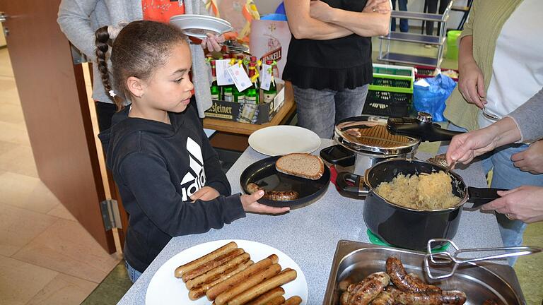 Vorfreude an der Essensausgabe: Neben der traditionellen Bratwurst mit mild zubereitetem Sauerkraut und frischem Schwarzbrot standen natürlich auch vegetarische Bratwürste bereit.