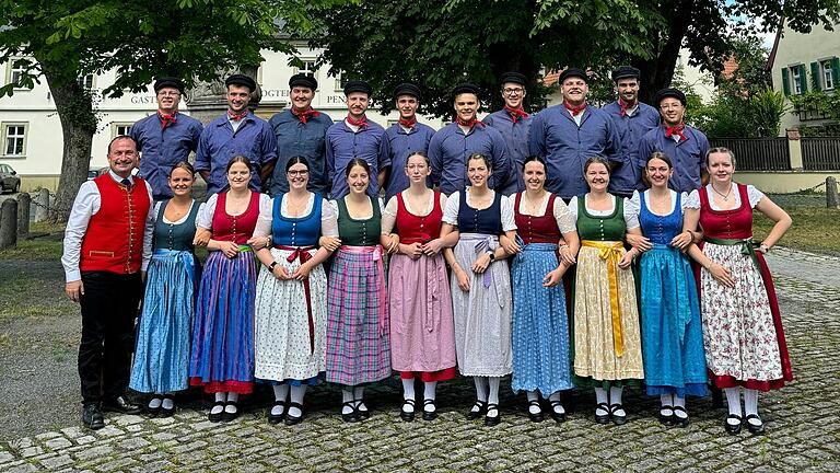Die Planpaare der Kirchweih von hinten links: David Gander, Simon Faulhaber, Marius Krieger, Frederik Weidinger, Julian Berlenz, Hannes Mack, Luis Drescher, Tjark Oldenbostel, Veit Weidinger und Lukas Zachmann. Von vorne links: Bürgermeister Christian Keller, Alina Runge, Katja Faulhaber, Victoria Gießübel, Laura Edelmann, Juliana Ludwig, Elisa Frosch, Laetitia Gießübel, Kathrin Ziegler, Sarah Zimmermann und Alicia Kaffer. Die Planpaare der Kirchweih von hinten links: David Gander, Simon Faulhaber, Marius Krieger, Frederik Weidinger, Julian Berlenz, Hannes Mack, Luis Drescher, Tjark Oldenbostel, Veit Weidinger und Lukas Zachmann. Von vorne links: Bürgermeister Christian Keller, Alina Runge, Katja Faulhaber, Victoria Gießübel, Laura Edelmann, Juliana Ludwig, Elisa Frosch, Laetitia Gießübel, Kathrin Ziegler, Sarah Zimmermann und Alicia Kaffer.