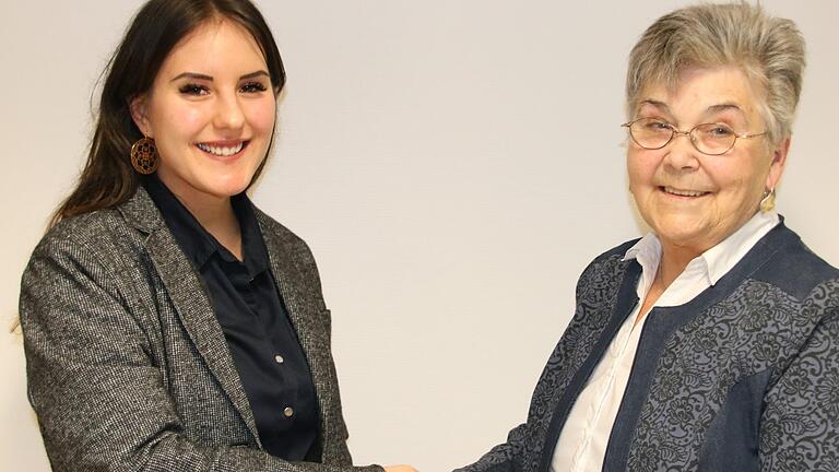 Helena Preisendörfer (links) ist die neue Vorsitzende der Arbeiterwohlfahrt im Landkreis Bad Kissingen. Sie löst Rosalinde Heider ab, die nach zwölf Jahren nicht mehr kandidierte. Foto: Dieter Britz       -  Helena Preisendörfer (links) ist die neue Vorsitzende der Arbeiterwohlfahrt im Landkreis Bad Kissingen. Sie löst Rosalinde Heider ab, die nach zwölf Jahren nicht mehr kandidierte. Foto: Dieter Britz