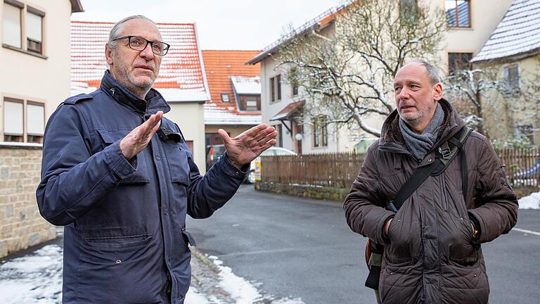 Der neue Film von Regisseur Winfried Bonengel (links) spielt in der Rhön. Zusammen mit seinem Kameramann Frank Barbian (rechts) hat sich der Filmemacher in Fladungen (Lkr. Rhön-Grabfeld) nach möglichen Drehorten für die Komödie 'Keiner liebt mich' umgeschaut.