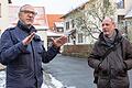 Der neue Film von Regisseur Winfried Bonengel (links) spielt in der Rhön. Zusammen mit seinem Kameramann Frank Barbian (rechts) hat sich der Filmemacher in Fladungen (Lkr. Rhön-Grabfeld) nach möglichen Drehorten für die Komödie 'Keiner liebt mich' umgeschaut.