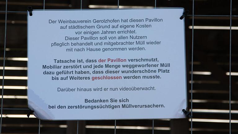 Auf einem Hinweisschild erläutert der Weinbauverein, weshalb er sich gezwungen sah, den Pavillon zu verschließen. Auf einem Hinweisschild erläutert der Weinbauverein, weshalb er sich gezwungen sah, den Pavillon zu verschließen.