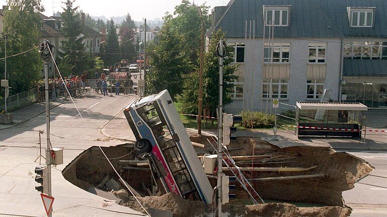 Bus stürzt in München-Trudering in Krater       -  Bei dem Busunglück von Trudering im Jahr 1994 starben drei Menschen. (Archivbild)