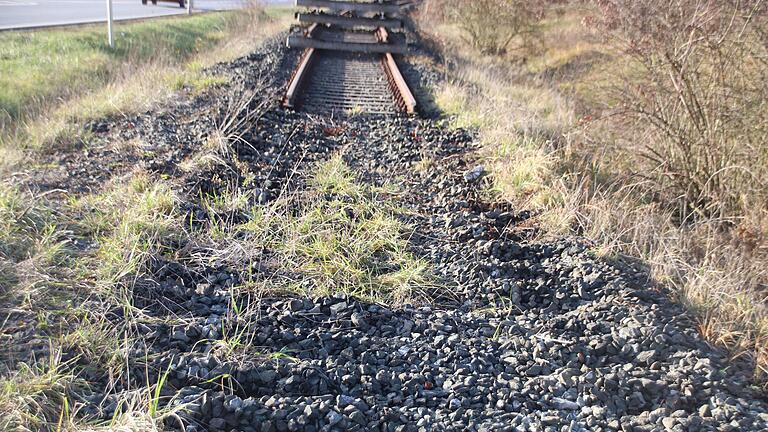 Die Firma Meißner entfernt auf Kitzinger Gemarkung derzeit die Gleise und Schwellen auf der ehemaligen Trasse der Steigerwaldbahn.