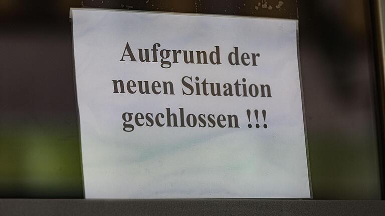 In Würzburg mussten die Geschäfte am Samstag schließen. Die Kundinnen und Kunden konnten nur noch über 'Click&amp;Collect' einkaufen.