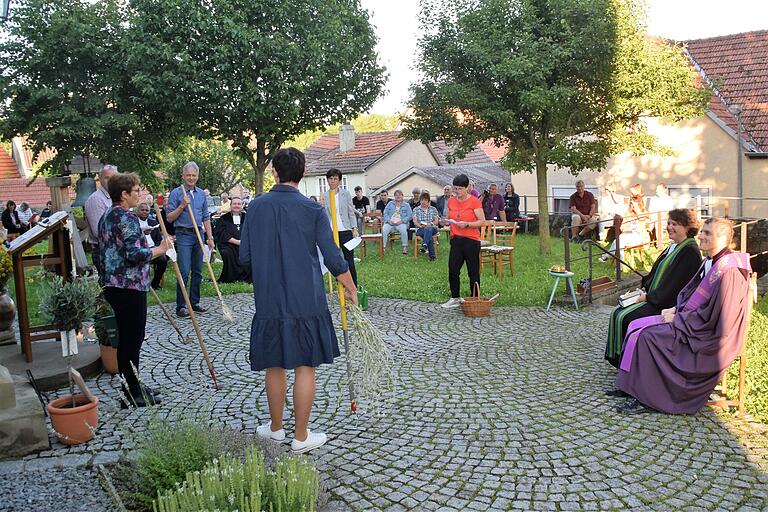 Bei einem Dorfplausch rief der Kirchenvorstand viele Erlebnisse mit dem Pfarrehepaar Stradtner in Erinnerung.