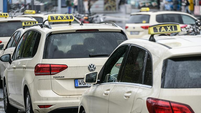 Taxifahrerinnen und Taxifahrer freuen sich über Trinkgeld. Doch wie viel sollte man geben?