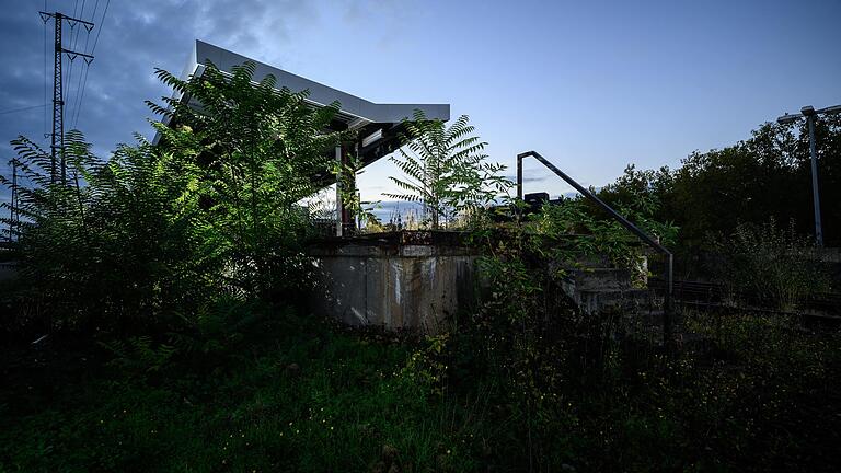 Blick auf eine ehemalige Verladerampe hinter der Posthalle in Würzburg.