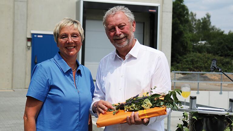 Zum Abschied überreichte Anne Feulner ihrem Schwager Klaus Hammelbacher ein Fotobuch mit den schönsten gemeinsamen Momenten aus 33 Jahren.