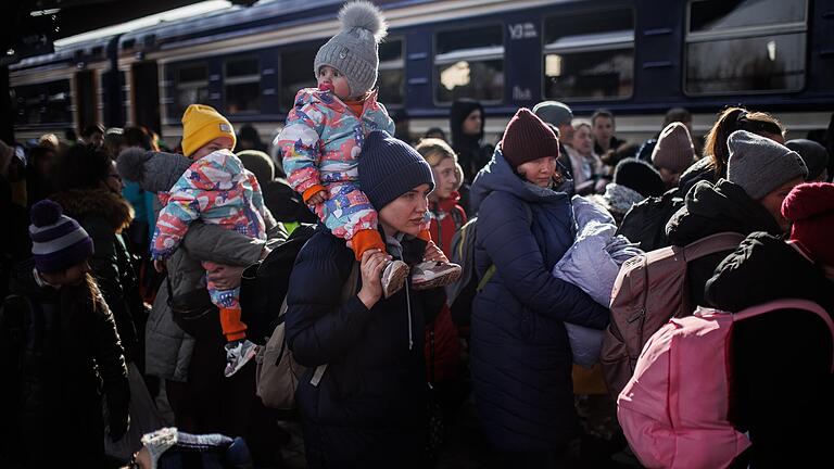 Eine Gruppe von Geflüchteten aus der Ukraine kommt an einem Bahnhof an.&nbsp;