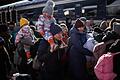 Eine Gruppe von Geflüchteten aus der Ukraine kommt an einem Bahnhof an.&nbsp;
