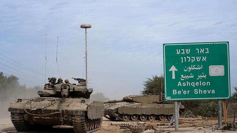 Nahostkonflikt.jpeg       -  Panzer der israelischen Armee in der Nähe der Grenze zum Gazastreifen.