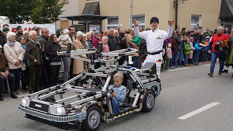 Beim Erntedankfestzug in Grafenrheinfeld waren Jan Wittholz und Tochter Nelli mit ihrem DeLorean-Nachbau unterwegs. Beim Erntedankfestzug in Grafenrheinfeld waren Jan Wittholz und Tochter Nelli mit ihrem DeLorean-Nachbau unterwegs. 