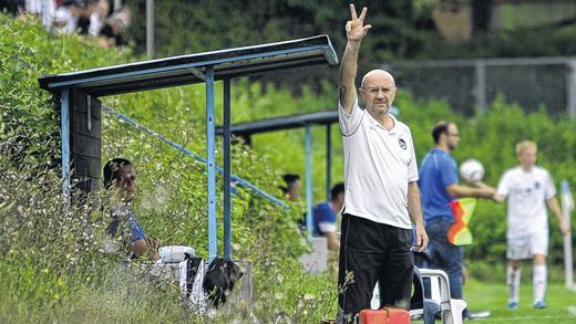 Immer lebhaft am Rande der Bande: Jürgen Walter im Sommer 2013 als Dettelbacher Trainer an seiner alten Wirkungsstätte Sulzfeld. Immer lebhaft am Rande der Bande: Jürgen Walter im Sommer 2013 als Dettelbacher Trainer an seiner alten Wirkungsstätte Sulzfeld.