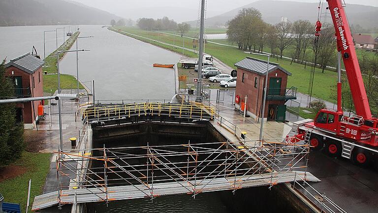 Die Tore der Schleuse Steinbach werden durch Notverschlüsse ersetzt und am Montag herausgehoben.