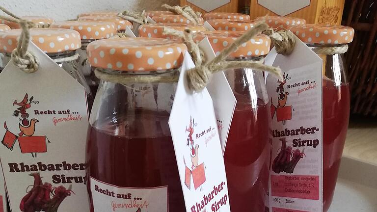 Ein kleines Dankeschön für die Gäste: Rhabarbersirup aus der Frischküche