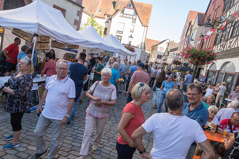 Gut besucht war bereits am Nachmittag die Außengastronomie mit ihrem Essens und Getränkeangebot beim Gemündener Kirchweih- und Heimatfest in der Innenstadt. Gut besucht war bereits am Nachmittag die Außengastronomie mit ihrem Essens und Getränkeangebot beim Gemündener Kirchweih- und Heimatfest in der Innenstadt.