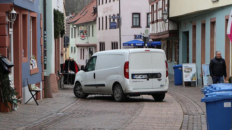 In der Mitteltorstraße gibt es extra einen glatt gepflasterten Streifen, der für Menschen mit Rollatoren angenehmer ist, als das Kopfsteinpflaster. Leider parken immer wieder Autos den Streifen zu, beklagen die Seniorinnen.
