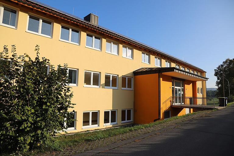 Könnte das neue Gemeindezentrum von Michelau werden: Das Gebäude der ehemaligen Grundschule am Zabelstein, die vor zehn Jahren geschlossen wurde. Dorthin würde dann auch der Bürgermeister mit seinem Amtszimmer umziehen und der Gemeinderat seine Sitzungen dort abhalten. Könnte das neue Gemeindezentrum von Michelau werden: Das Gebäude der ehemaligen Grundschule am Zabelstein, die vor zehn Jahren geschlossen wurde. Dorthin würde dann auch der Bürgermeister mit seinem Amtszimmer umziehen und der Gemeinderat seine Sitzungen dort abhalten.