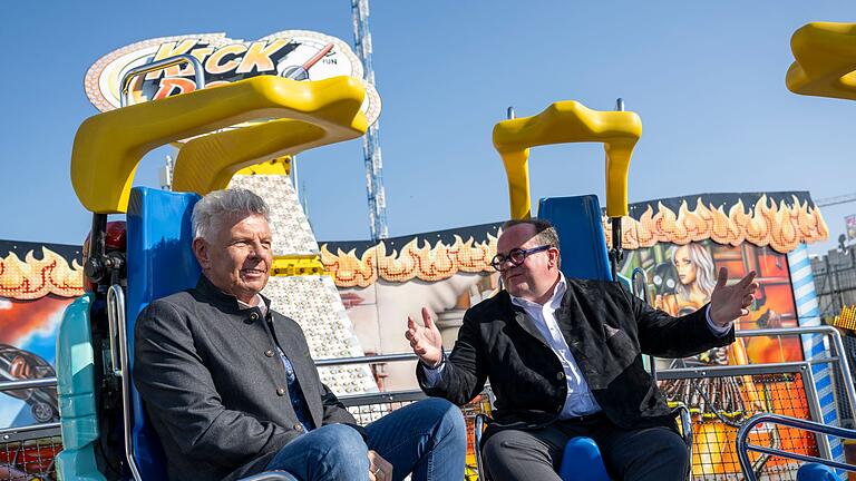 Presserundgang auf dem Oktoberfest       -  Oberbürgermeister und Festleiter testen vor dem Start ein Fahrgeschäft.