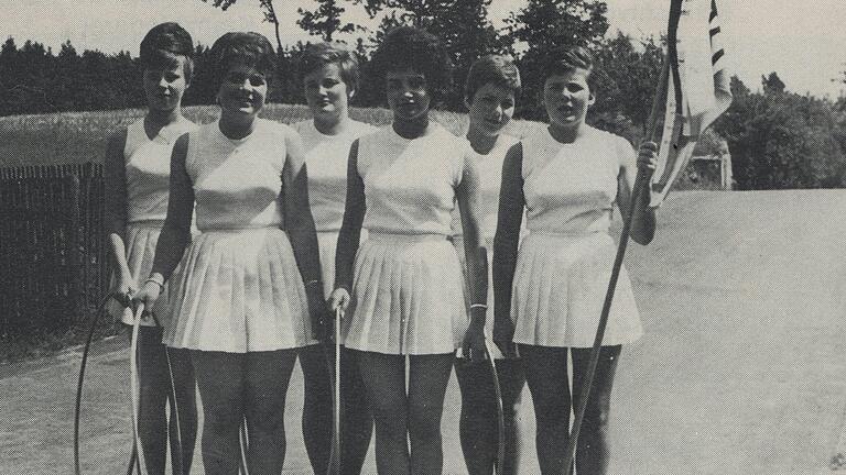 Ein Blick 61 Jahre zurück. Diese Turnerinnen führten 1964 eine Reifengymnastik vor (hinten von links): Hiltrud Zimmer, Lorette Brucker und Helga Zimmer sowie (vorne von links): Irmgard Johannes, Erna Denner und Christa Brucker. Trotz sorgfältiger Recherche konnte der Rechteinhaber nicht ermittelt werden. Rechteinhaber werden gebeten, sich bei der Redaktion zu melden. Ein Blick 61 Jahre zurück. Diese Turnerinnen führten 1964 eine Reifengymnastik vor (hinten von links): Hiltrud Zimmer, Lorette Brucker und Helga Zimmer sowie (vorne von links): Irmgard Johannes, Erna Denner und Christa Brucker. Trotz sorgfältiger Recherche konnte der Rechteinhaber nicht ermittelt werden. Rechteinhaber werden gebeten, sich bei der Redaktion zu melden. 