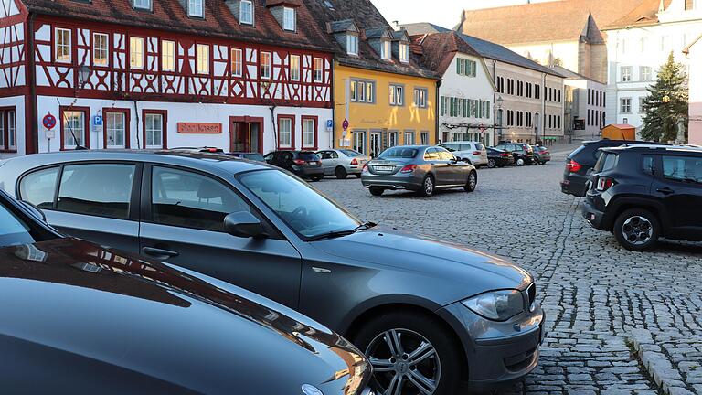 Der Iphöfer Marktplatz birgt einen Dauerkonflikt: Die einen wollen nahe ihres Hauses parken, andere sähen ihn gerne autofrei. Der Iphöfer Marktplatz birgt einen Dauerkonflikt: Die einen wollen nahe ihres Hauses parken, andere sähen ihn gerne autofrei.