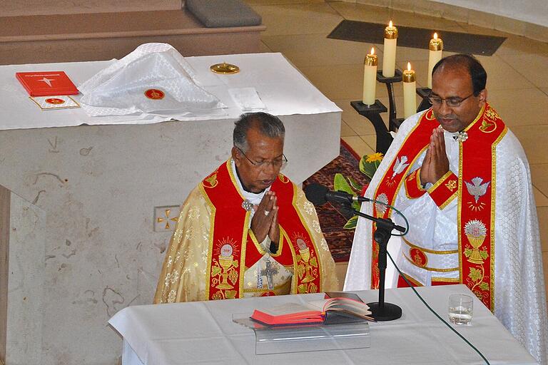 In der Kirche von Mühlbach zelebrierte am Sonntag Erzbischof George Njaralakatt aus der Diözese Tellicherry im südindischen Bundesstaat Kerala gemeinsam mit Pfarrvikar Johnson Thottathil einen indischen Gottesdienst. In der Kirche von Mühlbach zelebrierte am Sonntag Erzbischof George Njaralakatt aus der Diözese Tellicherry im südindischen Bundesstaat Kerala gemeinsam mit Pfarrvikar Johnson Thottathil einen indischen Gottesdienst.
