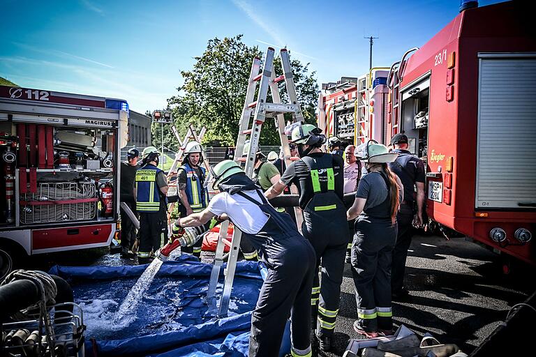 Die Mitglieder zahlreicher Feuerwehren beteiligten sich an der Übung.