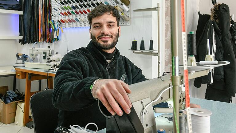 Mohammad Fathi Yasin hat eine Änderungsschneiderei in Würzburg und hofft, dass die Rebellen den Übergang gut gestalten werden. Mohammad Fathi Yasin hat eine Änderungsschneiderei in Würzburg und hofft, dass die Rebellen den Übergang gut gestalten werden. 