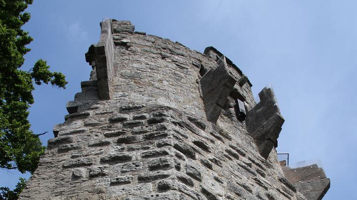 Der wieder rundum gegen Steinschlag gesicherte Bergfried der Ruine Stollburg. Eine besondere Herausforderung stellten die herauskragenden Konsolsteine dar.