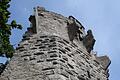 Der wieder rundum gegen Steinschlag gesicherte Bergfried der Ruine Stollburg. Eine besondere Herausforderung stellten die herauskragenden Konsolsteine dar.