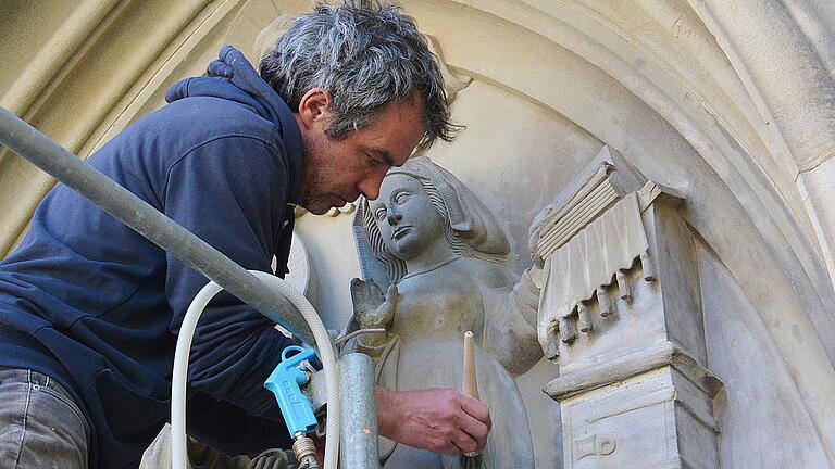 An der Stadtpfarrkirche Bad Königshofen haben die Sanierungs- und Sicherungsmaßnahmen der historischen Steinmetzarbeiten des Hans Dieterich von Königshofen begonnen. Die &quot;Verkündigung Mariens&quot; am Nordportal dürfte um 1460 entstanden sein. Behutsam wird die Arbeit gereinigt und wo nötig Teile ersetzt.