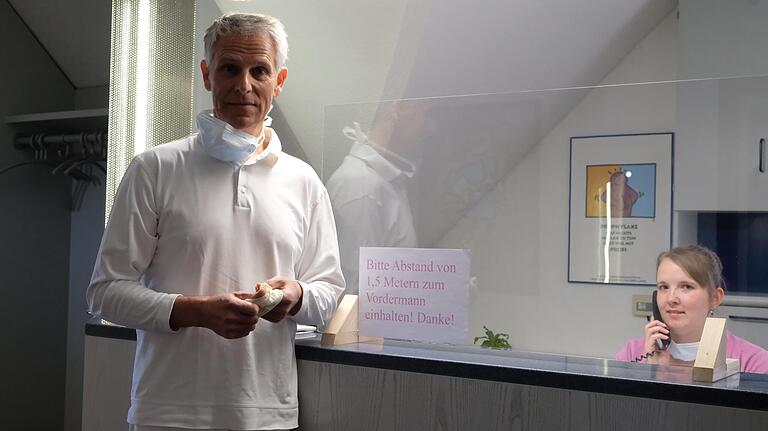 Vorsichtsmßanahmen: Der Kreisobmann der Zahnärzte im Landkreis, Dr. Gerhard Vogel, hat mit seinen Kollegen im Landkreis wichtige Verhaltensregeln in der Coronakrise erarbeitet. Er selbst schützt Personal wie Patienten in seiner Sandberger Praxis zum Beispiel auch durch eine Plexiglasscheibe an der Rezeption. Vorsichtsmßanahmen: Der Kreisobmann der Zahnärzte im Landkreis, Dr. Gerhard Vogel, hat mit seinen Kollegen im Landkreis wichtige Verhaltensregeln in der Coronakrise erarbeitet. Er selbst schützt Personal wie Patienten in seiner Sandberger Praxis zum Beispiel auch durch eine Plexiglasscheibe an der Rezeption.