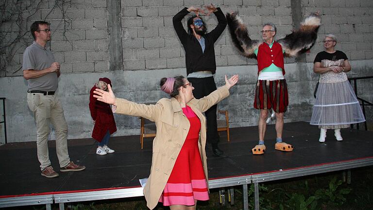 Die Proben des Ensembles des Kleinen Stadttheaters Gerolzhofen für das Stück 'Herr Vogel. Ein Märchen über die Suche nach dem Glück' laufen auf Hochtouren, wenngleich noch an manchen Stellen improvisiert werden muss. Das Bild Regisseurin Silvia Kirchhof (vorne) mit den Schauspielern Achim Winkelmann (auf der Bühne von links), Rebecca Theobald, Co-Regisseur Daniel Pfordte, Robert Rüth und Anja Iff.