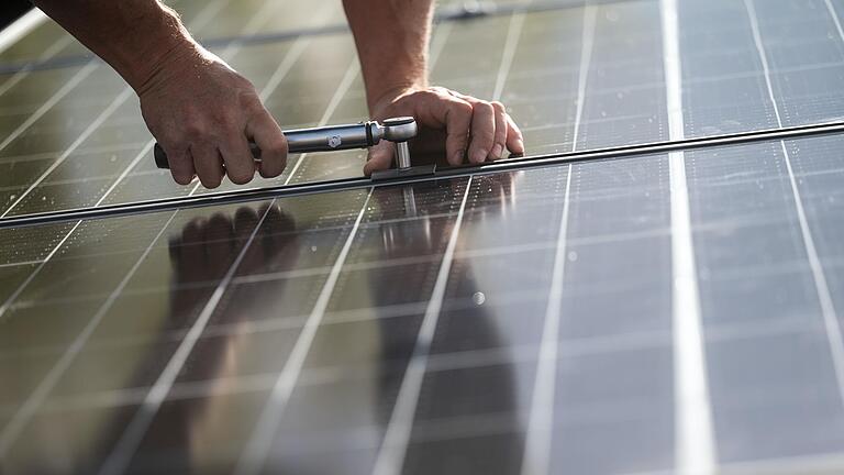 Der Neubau von Photovoltaikanlagen steigt in der Region massiv an. Der Landkreis Schweinfurt will koordinierend eingreifen und überschüssigen Strom zur Produktion von Wasserstoff nutzen. Der Neubau von Photovoltaikanlagen steigt in der Region massiv an. Der Landkreis Schweinfurt will koordinierend eingreifen und überschüssigen Strom zur Produktion von Wasserstoff nutzen.
