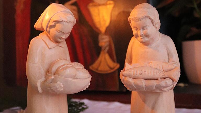 Zwei Kinder bereichern die ungewöhnliche Krippe in der Fütterseer Kirche. Zwei Kinder bereichern die ungewöhnliche Krippe in der Fütterseer Kirche.