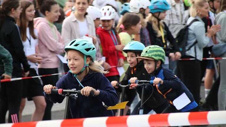 Über 2000 Kinder nahmen am Freitag an dem Spendenlauf in der Bodelschwinghstraße teil.