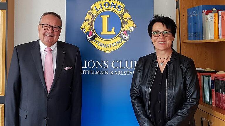 Der Lions-Club Mittelmain-Karlstadt hat der Karlstadter Tafel die Summe von 1000 Euro gespendet. Im Bild Alida Mungenanst (Vorsitzende der Tafel) und Wolfgang Kunz (Präsident des Lions-Clubs).