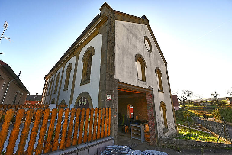 Privaten Initiativen ist es zu verdanken, dass die in der Pogromnacht 1938 niedergebrannte Synagoge in Theilheim wieder aufgebaut wurde. Privaten Initiativen ist es zu verdanken, dass die in der Pogromnacht 1938 niedergebrannte Synagoge in Theilheim wieder aufgebaut wurde.