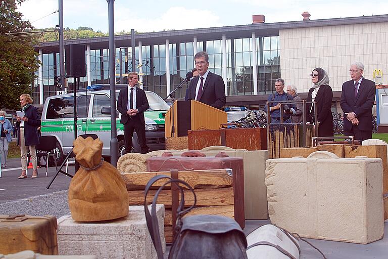 Bei der zweiten Eröffnung des DenkOrtes Deportationen: Würzburgs OB Christian Schuchardt (Mitte) und der Präsident des Zentralrats der Juden, Josef Schuster (rechts).